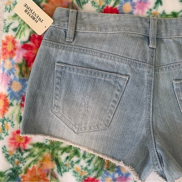 Women’s Junior’s 26 FOREVER TWENTYONE DENIM Short Shorts Light Denim Button Fly - Picture 9 of 14